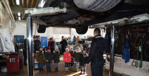 Read more about the article Werkstattbesuch des BRK-Kinderhauses s.Oliver Mini Club